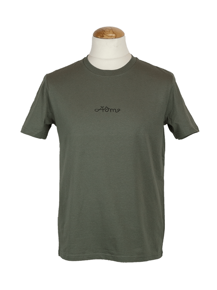 T-Shirt-Modest-(Green)-Detail-1-klein Longsleeve-Logo-(white)